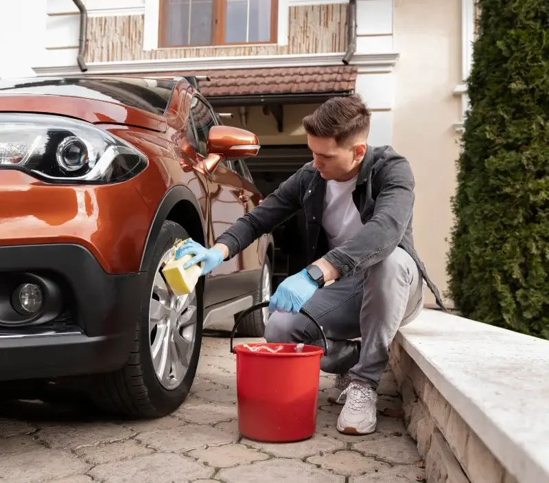 Lavage auto à domicile Montaigut-sur-Save : professionnel intervenant sur un véhicule
